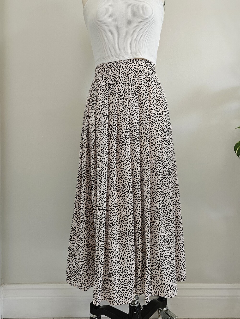 Pink and black leopard print flowy maxi skirt with soft pleats - Picture 3 of 11